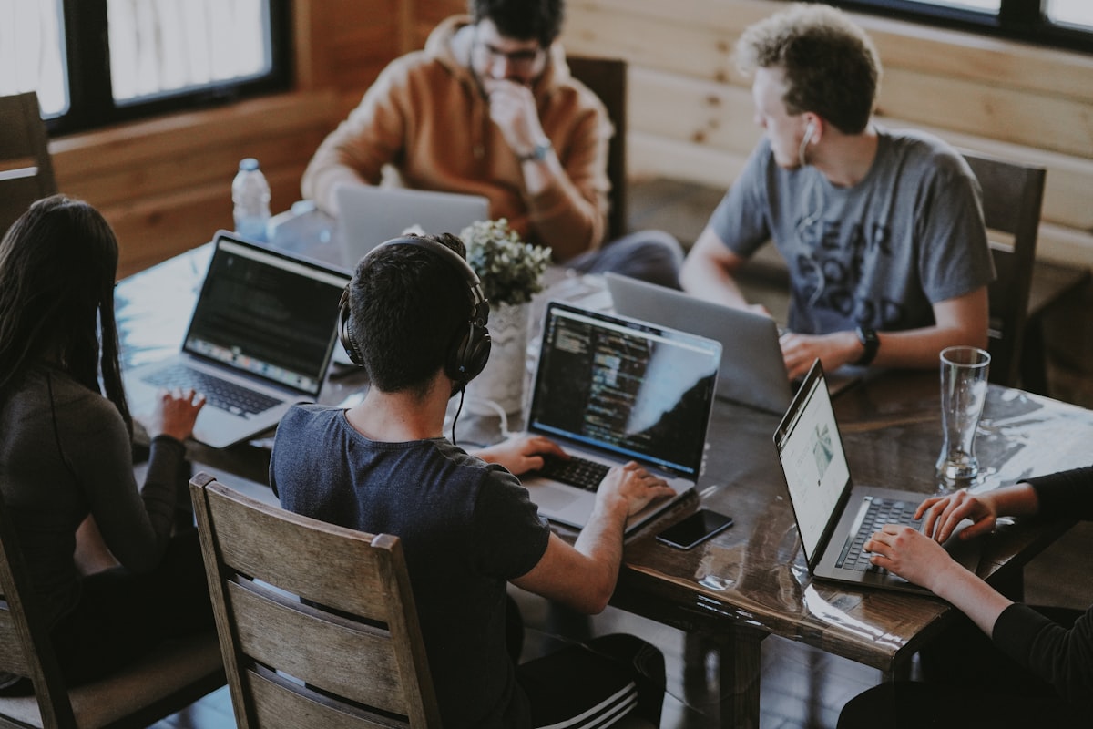 Echipă inginerie solidă la birou tech București