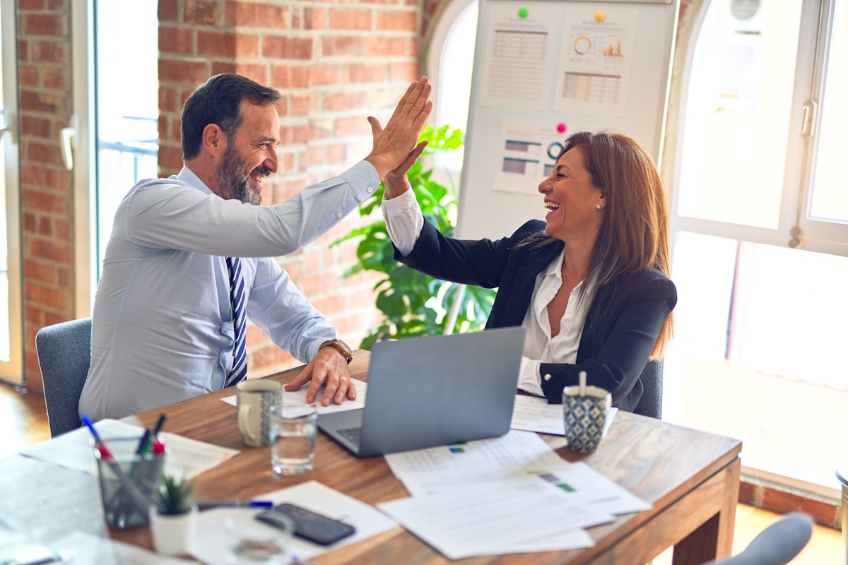 Handshake B2B consultanță AI